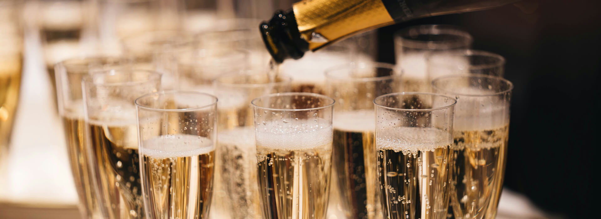 Nahlédnutí do tajů salonní společnosti se sklenkou sektu