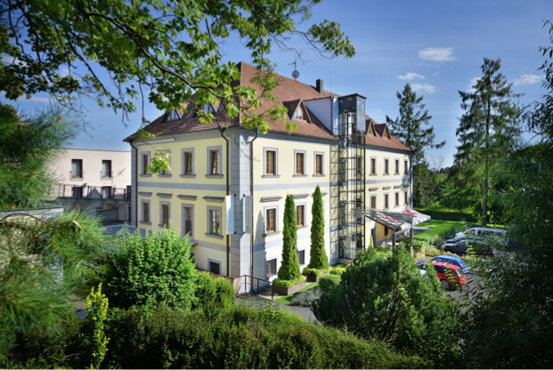 Chateau Loučeň Garden Retreat