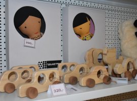 Obchůdek se suvenýry je plný k prasknutí. Vyberou si i nároční