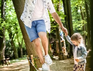 O nedělním výletu řídí máma. Táta hrdina si dá na zámku zadarmo pivo