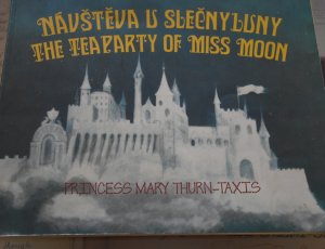 Návštěva u slečny Luny je ideální dětskou knížkou do kufru k moři