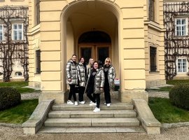 Bylo nám ctí: Zdobili jsme stromeček prezidentovi a přejeme PF 2026!