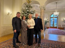 Bylo nám ctí: Zdobili jsme stromeček prezidentovi a přejeme PF 2026!