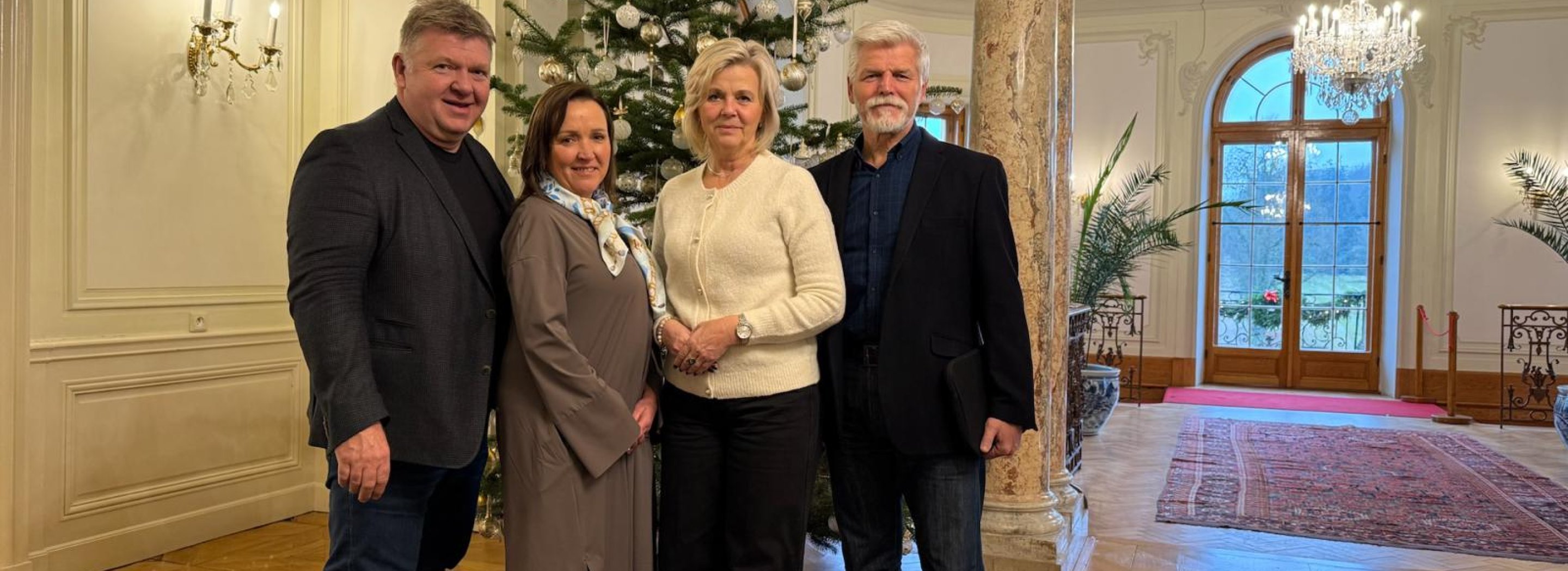 Bylo nám ctí: Zdobili jsme stromeček prezidentovi a přejeme PF 2026!