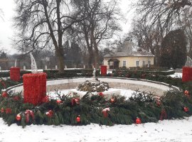 Loučeň teď pod sněhem připomíná zámek prince z filmové Popelky