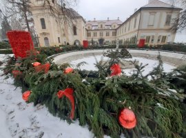 Loučeň teď pod sněhem připomíná zámek prince z filmové Popelky