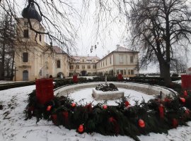 Loučeň teď pod sněhem připomíná zámek prince z filmové Popelky