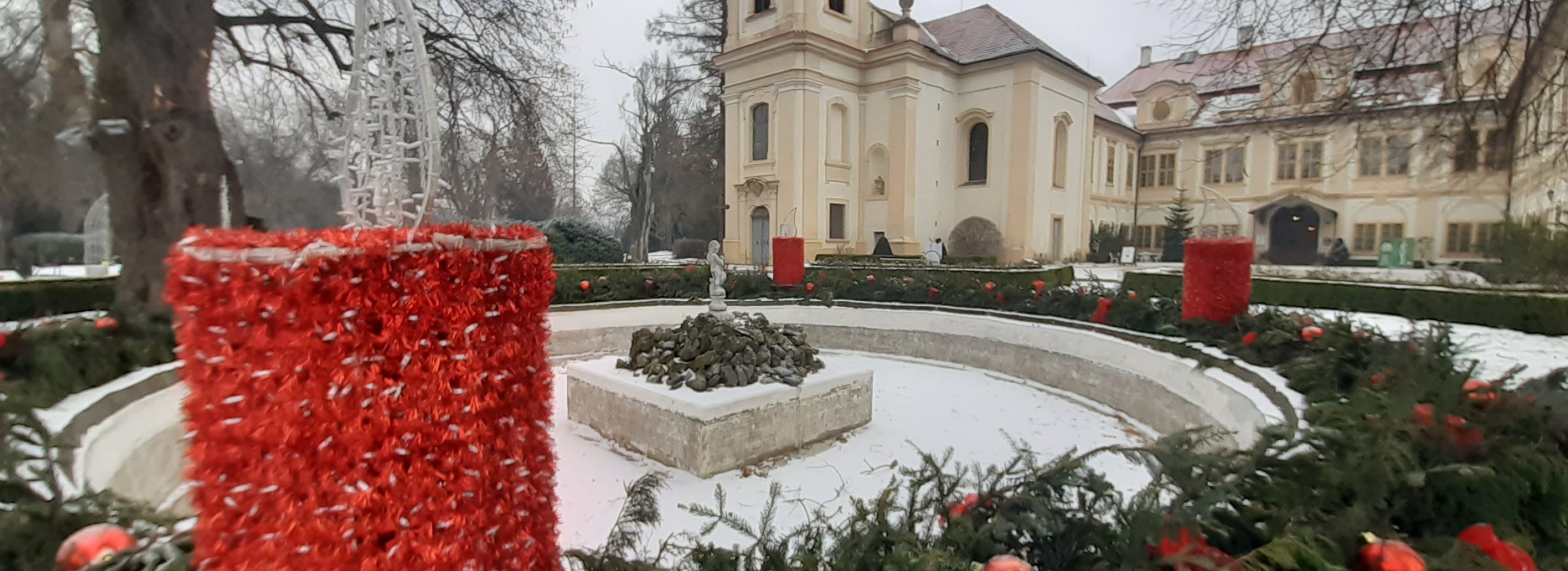 Loučeň teď pod sněhem připomíná zámek prince z filmové Popelky