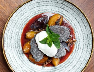 Nejlépe zpracované švestky? Přeci ve slivovici a našich čápech s mákem!