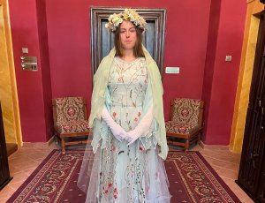 Zaostřeno do májového parku: Kastelán nadbíhá dívce s věnečkem