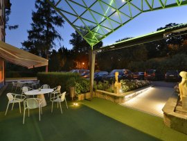 Restaurace a gastroslužby